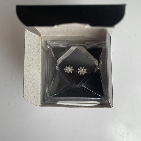 Flower earrings silver toned small dainty brand new - Picture 5 of 6